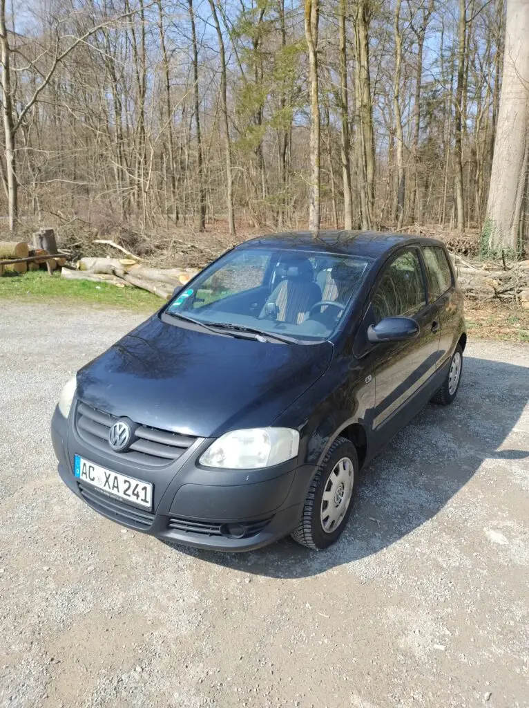 VW Fox auf einem Parkplatz im Wald in Aachen