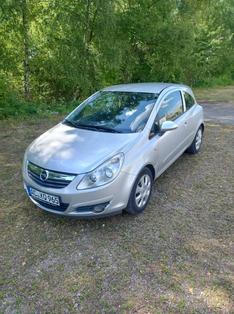 Opel Corsa in silber auf Parkplatz in Aachen